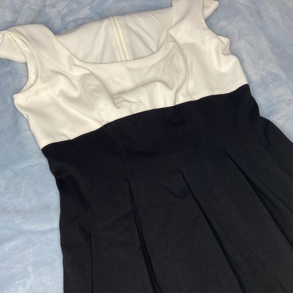 Nine West, size 2, cream and black scoop neck, sleeveless dress. - Picture 3 of 11